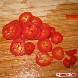 Chilieschote ebenfalls in dünne Scheiben schneiden.
