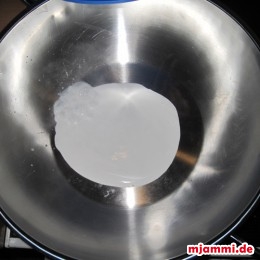 Von der Kokosmilch die dicke Sahne, die obendrauf schwimmt, abschöpfen und im Wok zum kochen bringen.