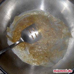 Jetzt die Currypaste sorgfältig unterrühren und so lange ohne Rühren braten, bis kleine Bläschen von Öl austreten.