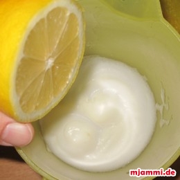 Nun kommt das Avrolemono: Zuerst schlägt man das Weißei auf. Dann gibt man die halbe Zitrone dazu und schlägt es wieder.
