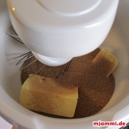 Butter und braunen Zucker cremig rühren. Das dauert etwa 10 Minuten mit dem Rührgerät.