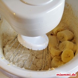Κόβουμε τις 3 μπανάνες και τις προσθέτουμε στην κρέμα ανακατεύοντας ώσπου να δημιουργηθεί μια ομοιόμορφη μάζα.