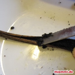 Eier trennen. Das Weißei in eine extra Schüssel geben, das Gelbei zur Butter-Zucker-Mischung geben. Das Eigelb, 6 EL Sauerrahm (1 Becher), das schwarze Innenleben einer Vanille und 2 EL Mohn mit der Butter-Zucker-Bananenmischung mixen. 340 g Mehl (gesiebt) und das Backpulver dazu geben. Mit einem Teigschaber unterrühren.
