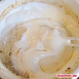Dann den Eischnee zur Mischung dazugeben und unterrühren.