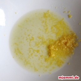 Für den Guss Saft und Zesten einer Bio-Zitrone ...