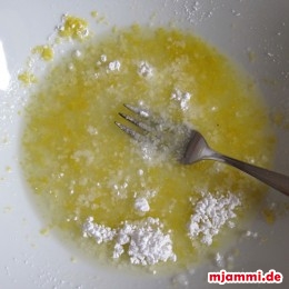 ... mit etwa einem halben Päckchen Puderzucker vermischen.