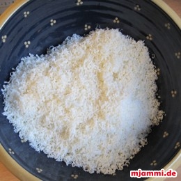 Zuerst den Parmesan kleinrebeln. Davon 50 g beiseite stellen. Die sind zum drüberstreuen am Schluss. Die 100 g Parmesan in eine große Schüssel tun.