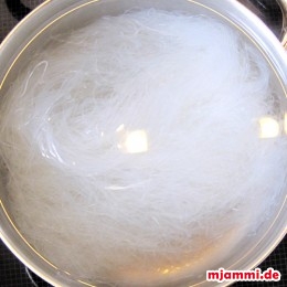 Die Glasnudeln 5 Minuten in kochendem Wasser einweichen und abtropfen lassen.