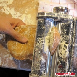 Dann jeweil 1 etwa 2 cm breite Scheibe vom Teig abschneiden und diese durch die Stufe 0 der Nudelmaschine drehen.
