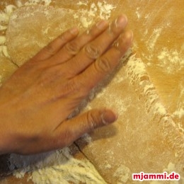 Jedes Mal, wenn es durchgelassen wurde, nochmal mit Mehl bestäuben.