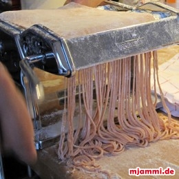 ... dann durch den Spaghettischneider drehen ...