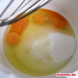 Für die Zironensoße die Eier, Zucker und Zitronensaft schaumig schlagen.