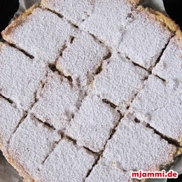 Wenn der Kuchen vollständig ausgekühlt ist, mit einem Messer die Zitronenriegel vom Rand lösen, in Riegel schneiden und mit Puderzucker bestreuen. Fertig! Guten Appetit!