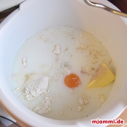 Alle Zutaten für den Teig zu einem geschmeidigen Teig verarbeiten.