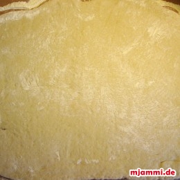 Dann den Teig ausrollen. (etwa 40 x 80 cm - wichtig ist, dass der Teig doppelt so lang wie breit wird)