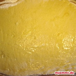 Dann den Teig mit 30 g geschmolzener Butter bepinseln ...