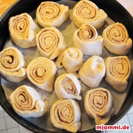 Eine Kuchenfom mit Backpapier auskleiden und anschließend die Zimtrollen gleichmäßig reinstellen. Bei 180° ca. 25-30 Minuten backen.
