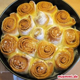 Den Kuchen aus dem Ofen nehmen und den Guß draufgeben. (Ich hab die Hälfte mit dem Guß probiert, die andere Hälfte ohne. Mit Guß scheckt das viel saftiger und damit für mich auch besser.)