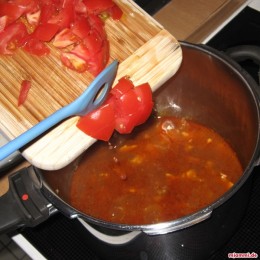 Nun die Petersilie und/oder Lorbeerblätter in die Suppe geben. Mit Wasser nachfüllen um die Konsistenz zu erhalten die man für die Suppe haben will. Alles zusammen weiter kochen lassen bis alles gar ist. Im Schnellkochtopf etwa 5 Minuten.