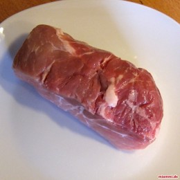 Κόβουμε το κρέας σε κύβους και τα τηγανίζουμε σε καυτερό λάδι (για να αποκτήσει κρούστα) μέσα στην κατσαρόλα.