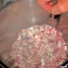 Das Fleisch in kleine Würfel schneiden und in heißem Öl scharf anbraten.