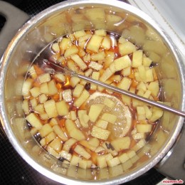 Den Ingwer in dem Sirup lassen und am nächsten Tag den Sirup mit einer halben Tasse Zucker ergänzen. Den Sirup mit dem Ingwer  erneut aufkochen lassen. Das ganze noch einen Tag wiederholen. (Ehrlich gesagt habe ich bei einer Geschmacksprobe keinen signifikanten Unterschied zu den Würfeln am ersten Tag erkennen können, aber vielleicht ergeht es euch ja anders). 