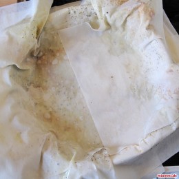 Οι στρώσεις πρέπει να περνάνε πάνω από το τηγάνι που να αντέχει στον φούρνο. Τέλος ζουλάμε τα φύλλα στο τηγάνι μέσα.