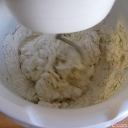 Dann alle Zutaten für den Teig in die Küchenmaschine geben und 5 Minuten durchkneten.