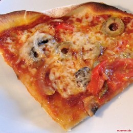 Dann den gezupften Mozarella, die Salami, die Pepperoni und die Oliven darauf verteilen. Abschließen noch Parmesan drüberreiben. Das Ganze dann 4 Minuten bei größter Hitze auf dem Herd anbacken und danach für etwa 5-8 Minuten in den auf 200°C vorgeheizten Backofen stellen. Fertig! Superlecker!!!