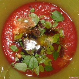 Zuerst aus Dosentomaten, Knoblauchzehe (gepresst), 1 Schuss Balsamicoessig, ein paar Blätter vom Basilikum, Salz und 1 EL Olivenöl eine cremige leckere Tomatensoße herstellen.