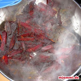 Den Mohn, 1 kräfige Prise Salz und 250 ml Wasser dazugeben und alles zugedeckt bei mittlerer Hitze noch ca. 15 Minuten köcheln lassen.