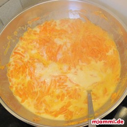 Den Zucker hinzufügen und die Möhren nochmal ca. 10 min. unter ständigem Rühren weiterkochen.