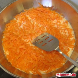 Möhren und Milch in einen Wok oder eine große Pfanne geben. Bei mittlerer Hitze garen bis die Milch eingekocht ist.