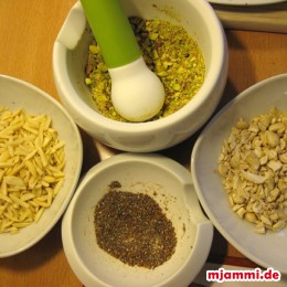 1 TL fein zerstoßender Kardamom 4 EL gehackte Cashewkerne 70 g Mandelstifte 4 EL gehackte Pistazien