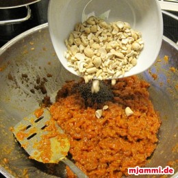 ... und die Cashewkerne untermischen.