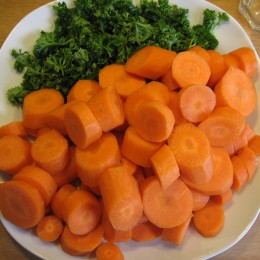 Βράζουμε τα καρότο στην χύτρα ταχύτητος για 3 λεπτά στην δεύτερη βαθμίδα.