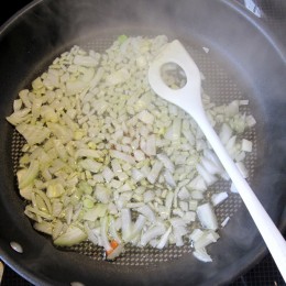 Ζεσταίνουμε σε ένα τηγάνι το ελαιόλαδο και τηγανίζουμε τους κύβους του κρεμμυδιού. Τηγανίζουμε ώσπου να πάρουν λίγο χρώμα.