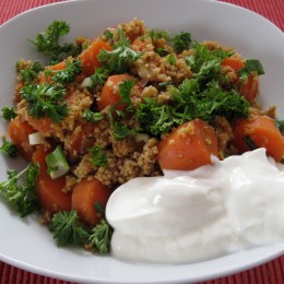 Wenn er fertig ist, kommt er auch noch unter den Möhrensalat. Den Möhrensalatmit Petersilie, Joghurt und Olivenöl garniert servieren. Fertig! Guten Appetit!