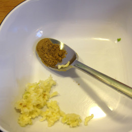 1/2 κουταλάκι του γλυκού σκόνη κύμινο 3 λιωμένες σκελίδες σκόρδο