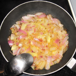 Βράζουμε το κρεμμύδι με το σάφραν και το νερό για περίπου 8 λεπτά σε ένα τηγάνι ώστε τα κρεμμύδια να μαλακώσουν και να απορροφήσουν το νερό.