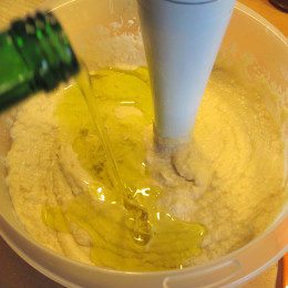 Anschließend noch leckeres Olivenöl untermischen. Und den Humus in Raumtemperatur servieren.