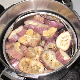 Die Auberginen und den Knoblauch, wenn sie gekocht sind, ...