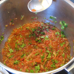 In einem weiteren Topf rühren wir den Tomatenbrei mit dem Paprika-, Chilli- und Kreuzkümmelpulver auf und geben die geschnittene Petersilie und Koriander hinzu. Dann salzen das Ganze ein bisschen. Nach dem aufkochen für etwa 6-8 Minuten köcheln lassen bis das meiste Wasser verdampft ist.