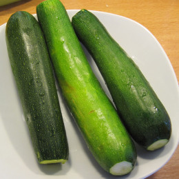 Zunächst die Zucchini waschen und kleinrebeln.