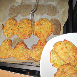 Im Ofen bei 180º C backen bis die Zucchinifladen etwas Farbe erhalten und leicht rötlich werden. Etwa für 20 Minuten bei Umluft.