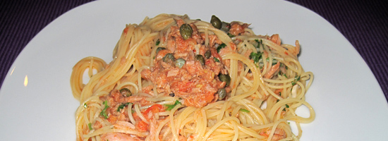 Saftige Spaghetti mit Thunfisch, Kapern und frischen Tomaten