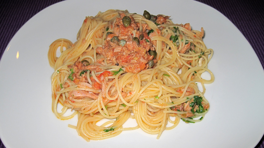 Saftige Spaghetti mit Thunfisch, Kapern und frischen Tomaten » mjammi ...