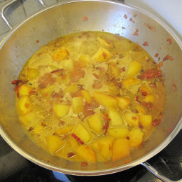 Anschließend die Kartoffeln und das Currypulver hinzufügen und wieder 2 min. anbraten. Mit Wasser, Kokosmilch, Gemüsebrühe ablöschen. Aufkochen und ca. 12-15 min. bei geschlossenem Deckel und bei leichter  Hitze so lange köcheln lassen, bis die Kartoffeln fast gut sind.