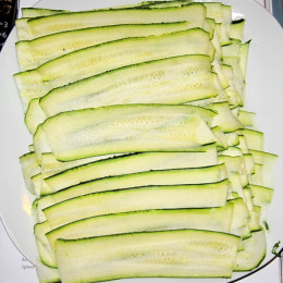 Zucchini waschen und mit dem Sparschäler längs in dünne Scheiben schneiden. Für 2 Portionen Lasagne braucht man ca. 16 Zucchinistreifen. Die restliche Zucchini für die Tomatencreme beiseite legen.