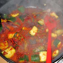 Für die Tomatencreme Zwiebeln, Knoblauch und die beiseite gelegten Zucchini hacken. Alles in 1 EL Olivenöl anbraten. Getrocknete Tomaten abtropfen lassen und mit dem Oregano, dem Kokoszucker und dem Tomatenmark dazugeben. Alles 2 min. karamellisieren lassen. 100 ml Wasser dazugeben und alles mit einem Mixer fein pürieren, salzen und pfeffern.